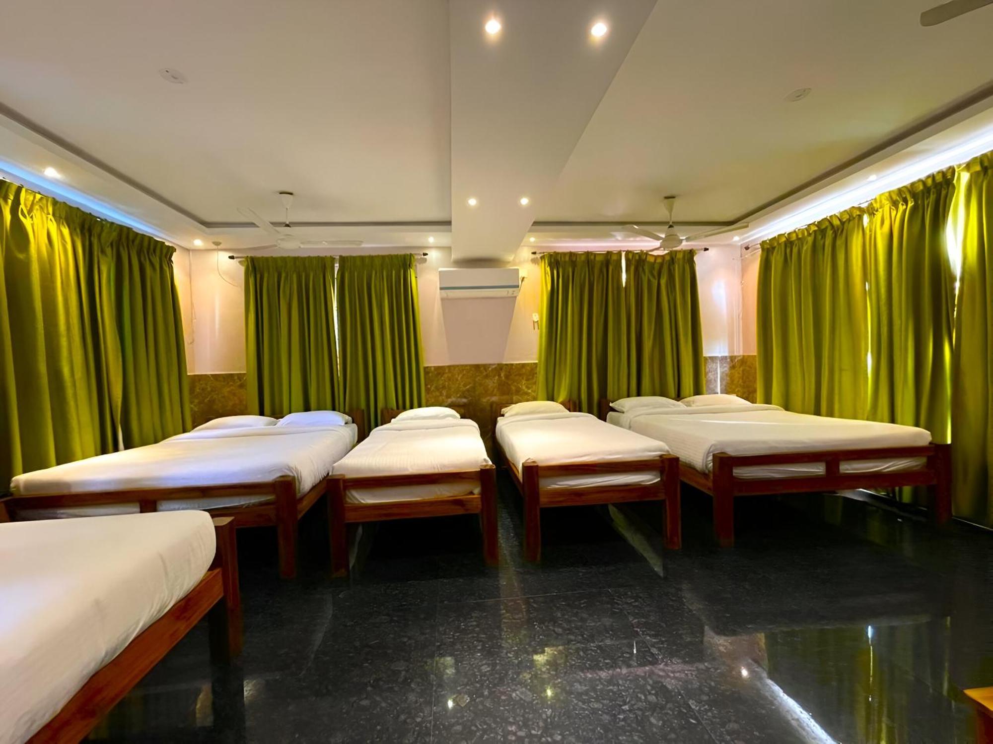 Le Holiday Inn Пондичери Екстериор снимка
