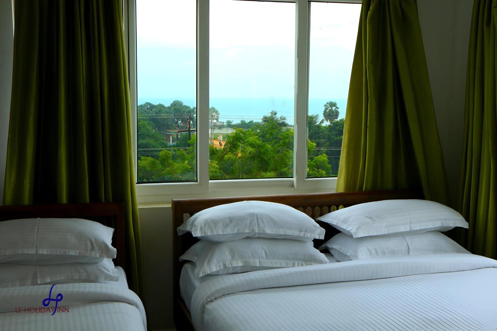 Le Holiday Inn Пондичери Екстериор снимка