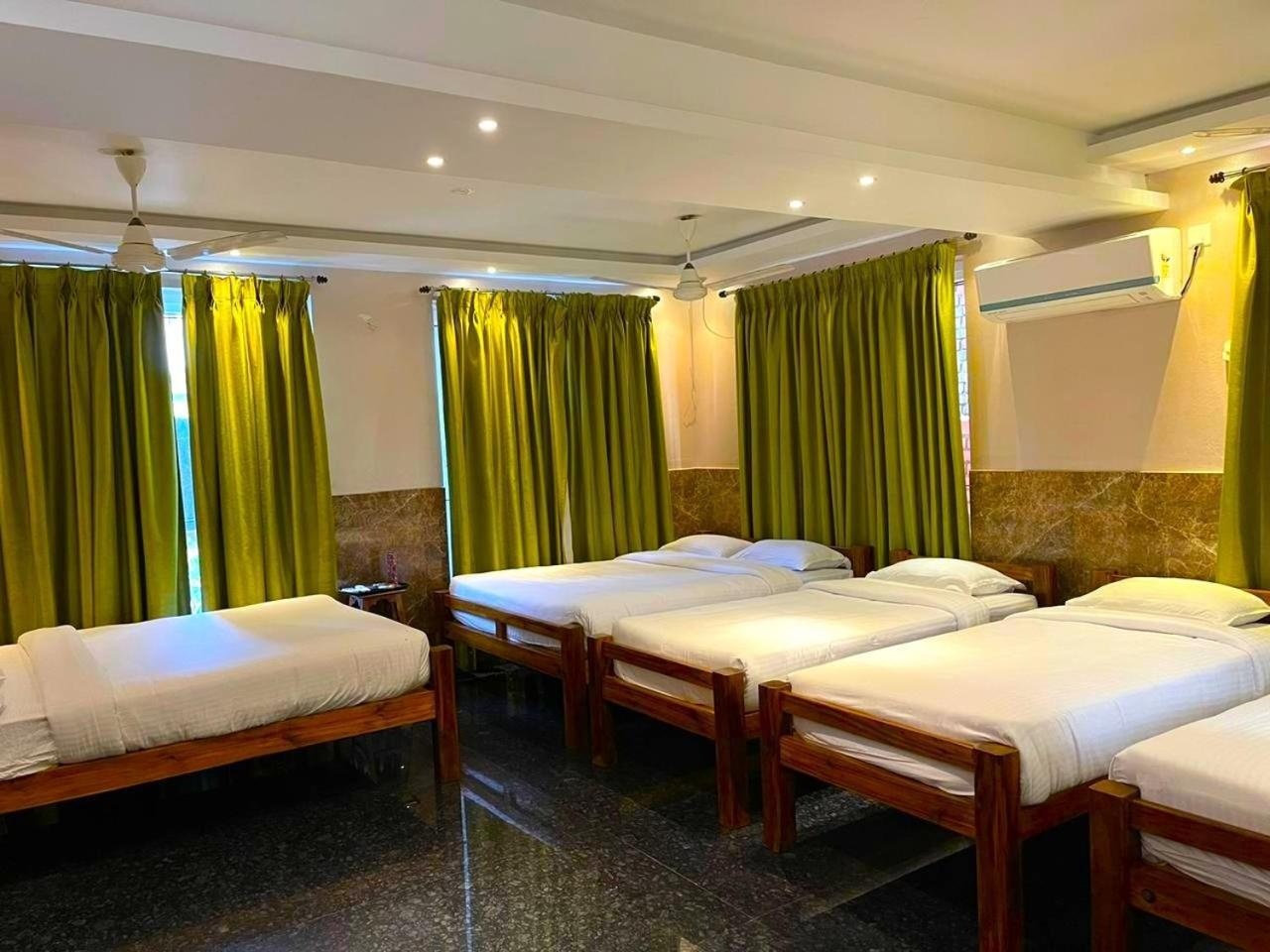 Le Holiday Inn Пондичери Екстериор снимка